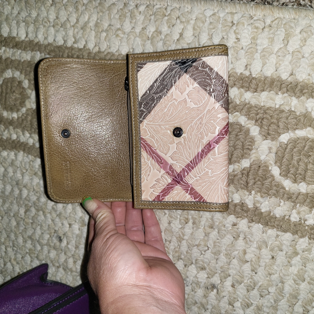Very gently used and taking care of Burberry authentic wallet - Picture 2 of 7